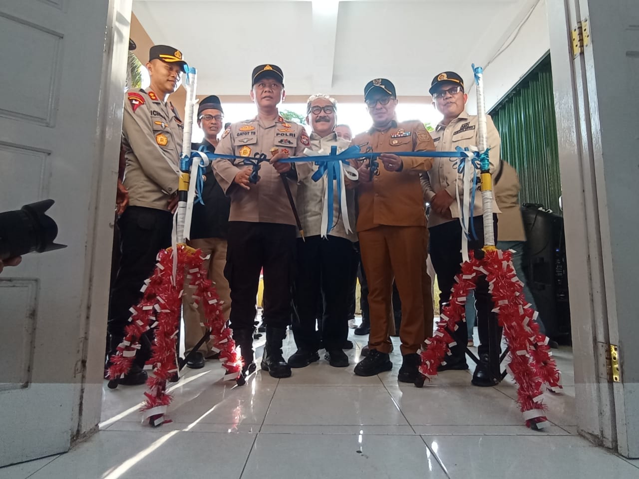  Kapolda umbar gunting pita sebagai tanda pencanangan Nagari Baringin bebas LGBT.